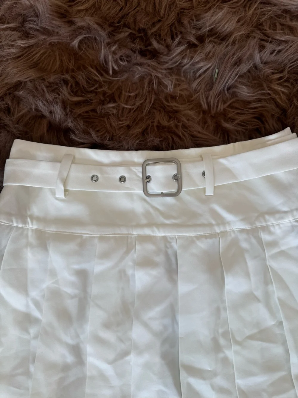 Pleated mini skirt white with buckle belt